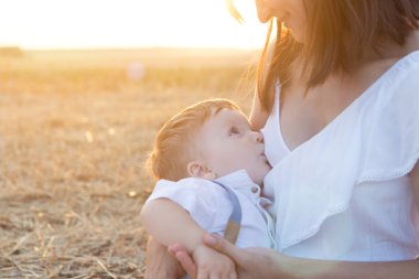 Anne çocuğunu doğada Hemşirelik.