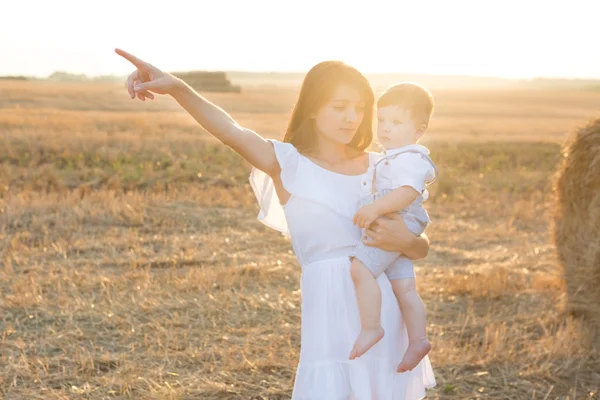 Mamma felice e il suo figlioletto nel campo . — Foto Stock