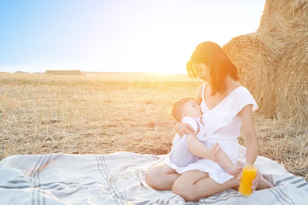 Güzel mutlu anne bebeğini dışarıda emziriyor.. — Stok fotoğraf