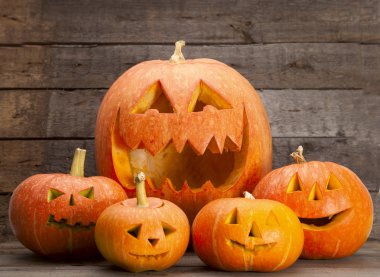 Karanlık arka planda Cadılar Bayramı balkabağı