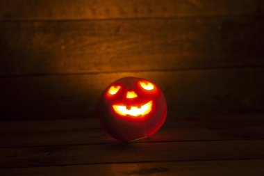 Karanlık arka planda Cadılar Bayramı balkabağı