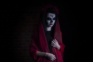 Cadılar Bayramı şeker kafatası kadar güzel yapmak mükemmel saç modeli ile model.