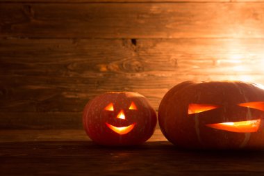 Scary halloween pumpkins jack-o-lantern siyah arka plan üzerine