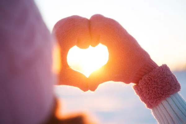 Vrouw handen in de winter handschoenen hartsymbool — Stockfoto