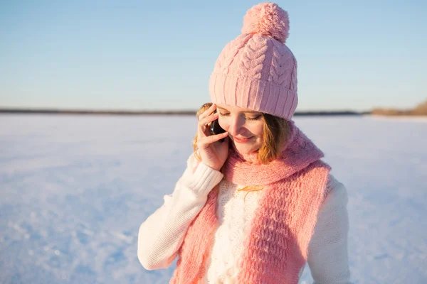 La belle fille avec un téléphone portable en hiver — Photo