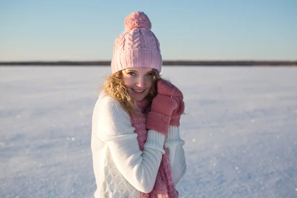 Menina bonita retrato sobre fundo de inverno . — Fotografia de Stock