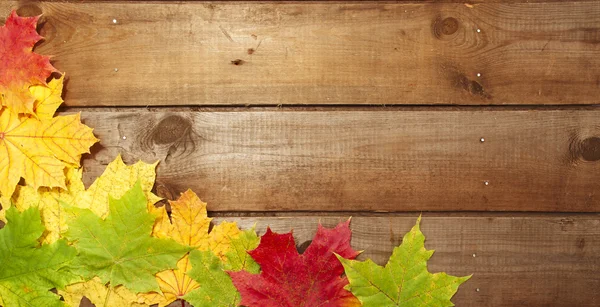 Hösten löv över trä bakgrund med kopia utrymme — Stockfoto