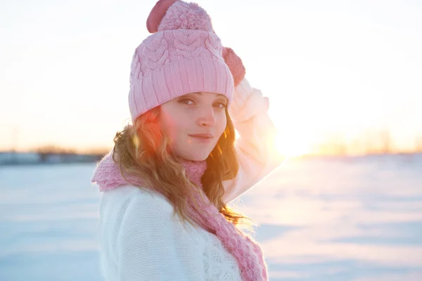 Portrait of model standing at the winter field. — Stock Photo, Image