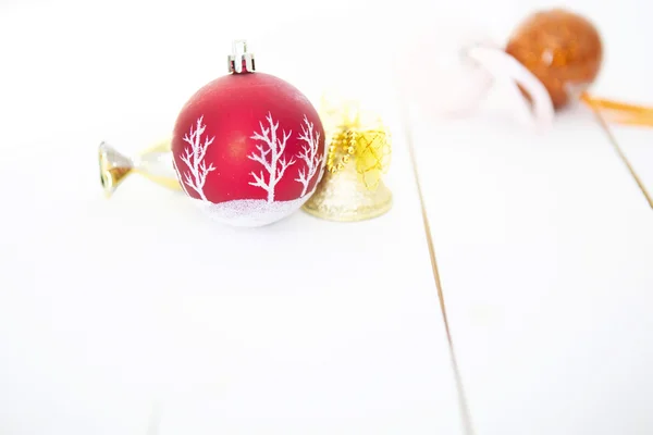 Kerstballen decoraties en de snoep op witte houten tafel. — Stockfoto