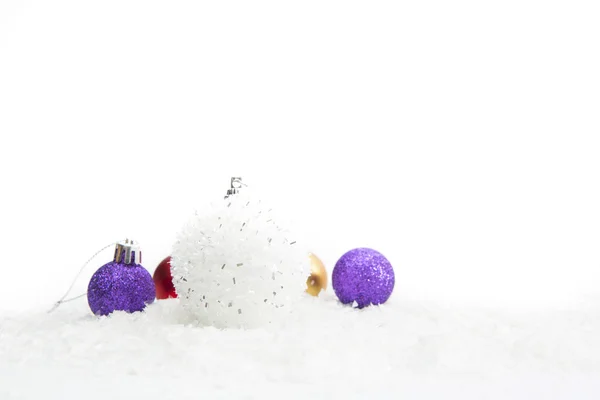 Weihnachtsdekoration mit Kugeln im Schnee — Stockfoto