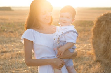 Anne ve oğlu. Saman yığını veya bale Sarı zemin üzerinde.