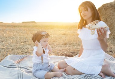 Kadın oğluyla göklerin hakimi oynarken.