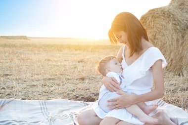 Anne çocuğunu doğada Hemşirelik.
