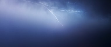 Büyük çatal Lightning'ler ve gök gürültüsü ağır yaz fırtınası sırasında.