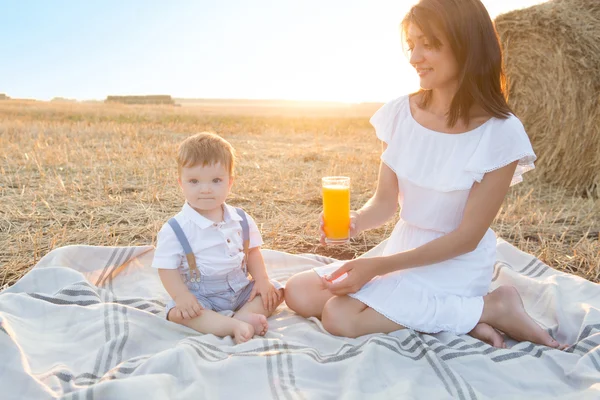 Kleines süßes Baby mit seiner Mutter beim Picknick. — Stockfoto