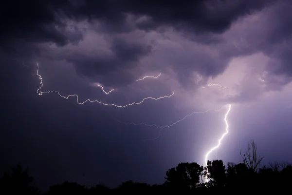 천둥 번개와 폭풍 어두운 하늘에 — 스톡 사진
