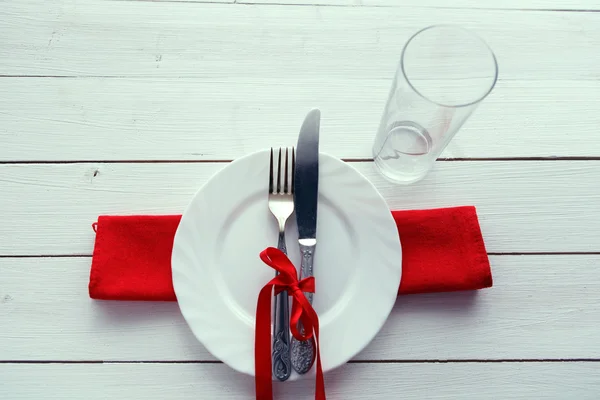 Kniv, gaffel och skålen över träbord — Stockfoto