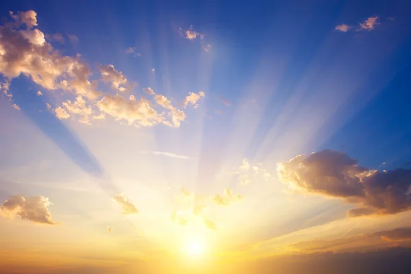 Sunrise, dramatik gökyüzü