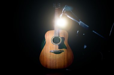 siyah arka plan üzerine akustik gitar