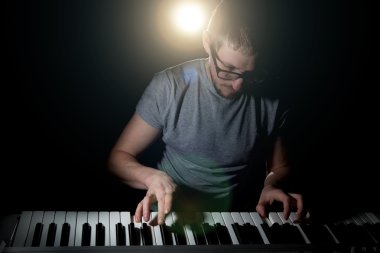 keyboarder oynama ve şarkı.