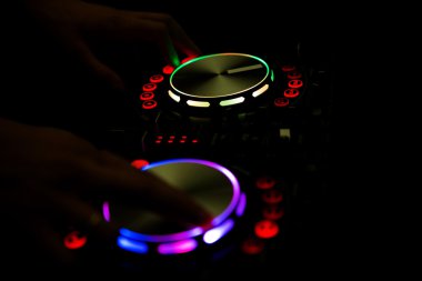 Dj konsolu karıştırıcı iki el ile denetleme