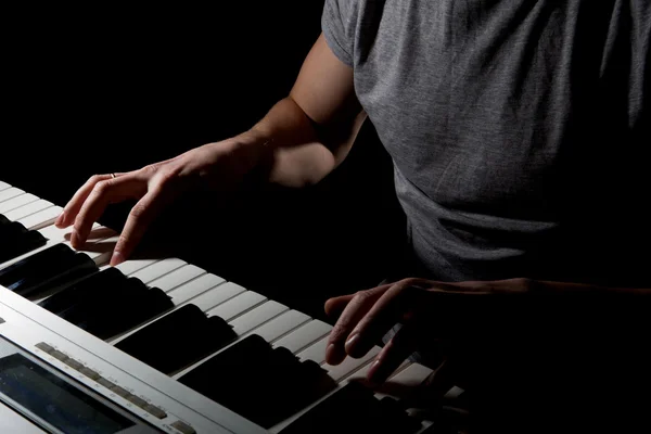 Keyboarder is playing and singing. — Stock Photo, Image