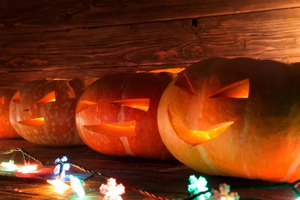 Halloween abóbora cabeça jack lanterna no fundo de madeira — Fotografia de Stock