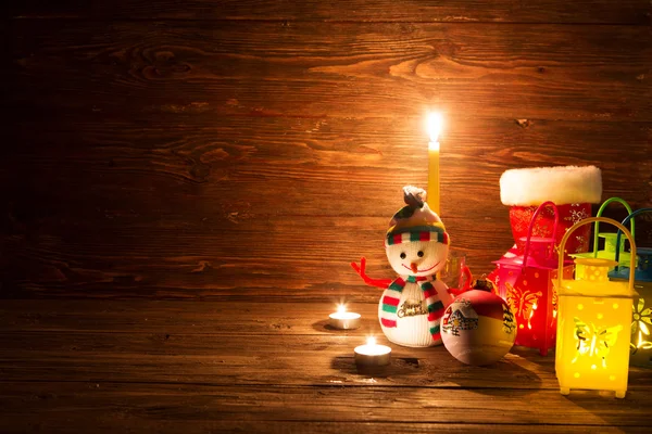 Handgemaakte sneeuwpop, lamp met een kaars en decoratie van Kerstmis. — Stockfoto