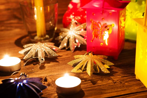 Фонарь со свечами, рождественский декор . — стоковое фото