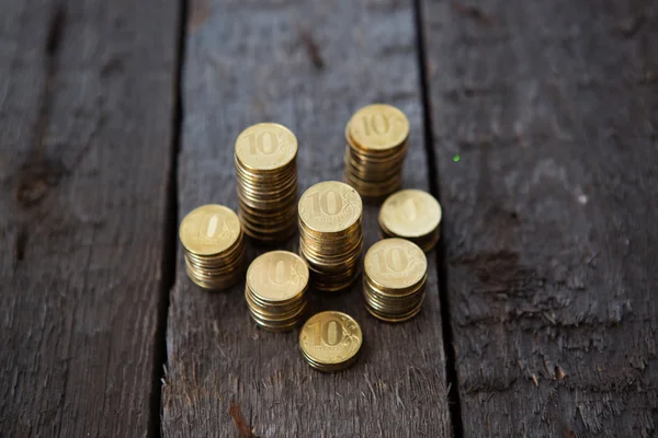 Hög med pengar mynt på bord — Stockfoto