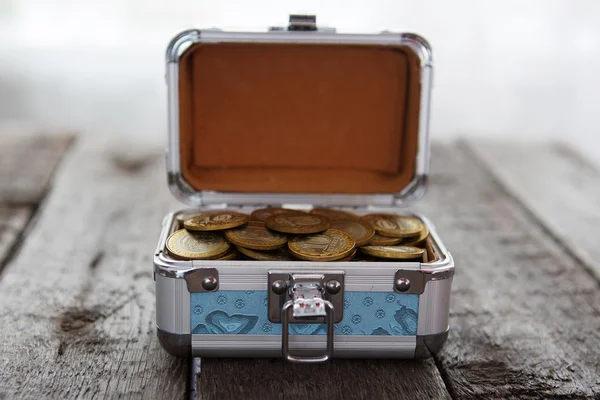 Νομίσματα χρήματα σε μικρό κουτί στο τραπέζι. Ρούβλι Ρωσίας. — Φωτογραφία Αρχείου