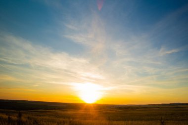 Gün batımında bulutları olan güzel desenli gökyüzü. Doğa