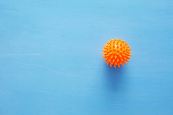 Abstrakcyjny Szczep Wirusa Pomarańczowy Model Choroby Coronavirus Covid Niebieskim Drewnianym — Zdjęcie stockowe