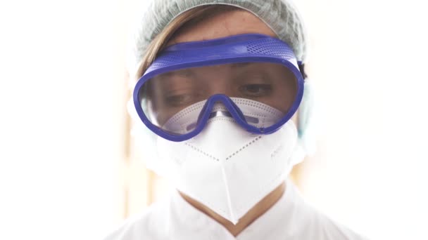 Unavený lékař žena během pandemie COVID-19 — Stock video