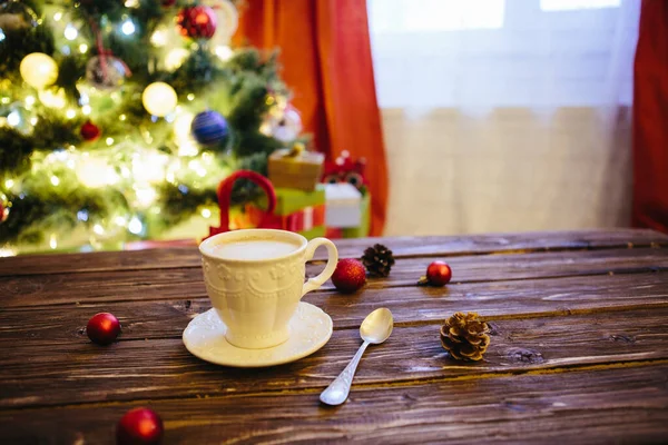 Κούπα Ζεστή Σοκολάτα Ξύλινο Τραπέζι Χριστουγεννιάτικες Διακοσμήσεις Φόντο Χριστουγεννιάτικου Δέντρου — Φωτογραφία Αρχείου