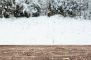 Arka planda don ve orman olan ahşap eski bir masa. Sihir ve peri masallarının atmosferi .