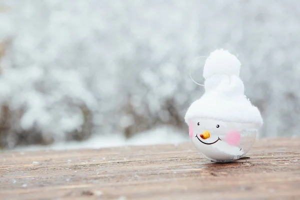 Schöne Christbaumschmuck Liegen Auf Dem Holztisch Über Schneebedecktem Waldhintergrund — Stockfoto