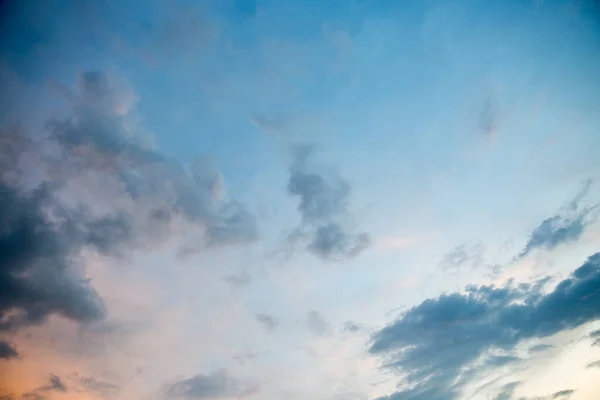 Gyönyörű texturált ég felhőkkel napnyugtakor — Stock Fotó