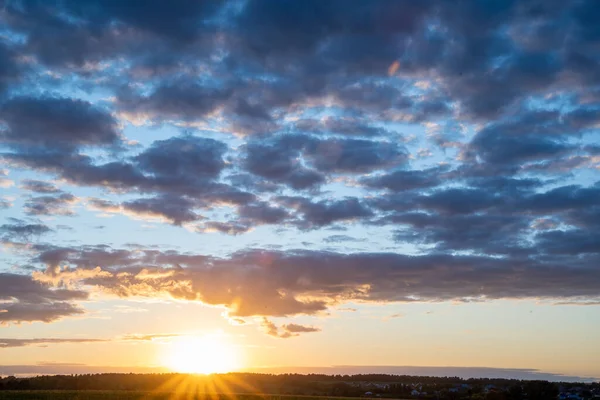 Schöner strukturierter Himmel mit Wolken bei Sonnenuntergang — Stockfoto