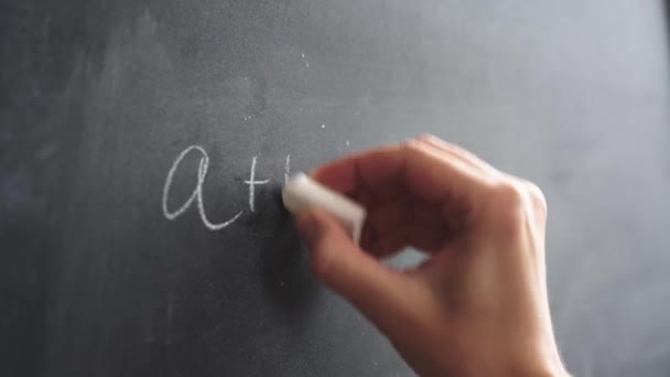 Frauenhand mit Kreide schreibt eine Formel auf eine Tafel — Stockvideo