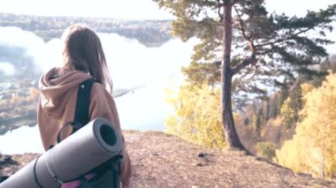 Kız dağlara tırmanıyor.