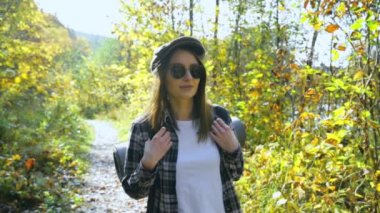 Kız dağlara tırmanıyor.