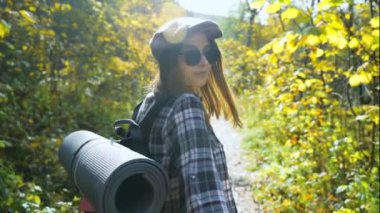 Kız dağlara tırmanıyor.