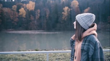 Kız dağlara tırmanıyor.