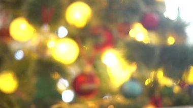 Toplarla, çelenklerle ve Noel ışıklarıyla süslenmiş Noel ağacı