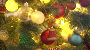 Toplarla, çelenklerle ve Noel ışıklarıyla süslenmiş Noel ağacı