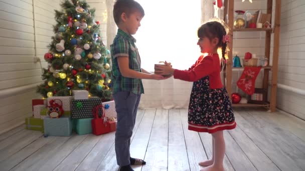 Feliz familia y Feliz Navidad. Madre y sus hijos en la mañana de Navidad en el árbol de Navidad — Vídeos de Stock