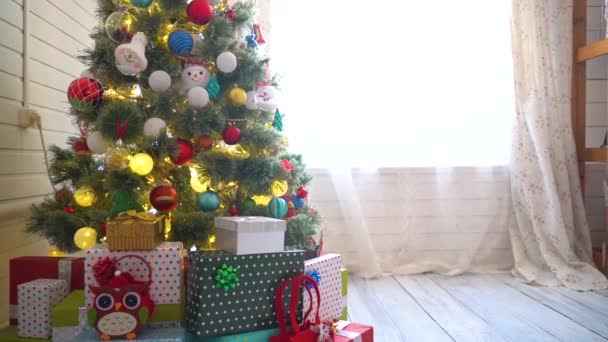 Árbol de Navidad decorado con bolas, guirnaldas y luces de Navidad — Vídeo de stock