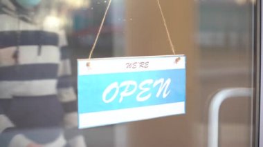 Covid yüzünden iş için kapatıldı. Küçük dükkan vitrine kapalı tabela asar