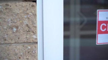 Covid yüzünden iş için kapatıldı. Küçük dükkan vitrine kapalı tabela asar